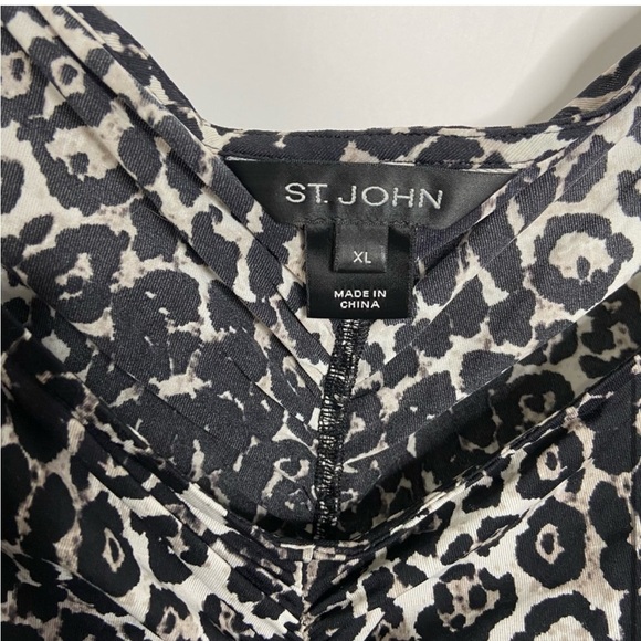 St. John Collection Size XL Short Sleeve Animal Print Ruched Blouse V-neck - Picture 4 of 5